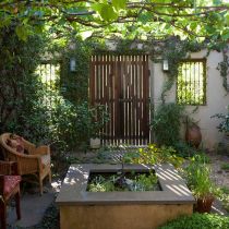 Melrose_Enclosed courtyard garden.jpg